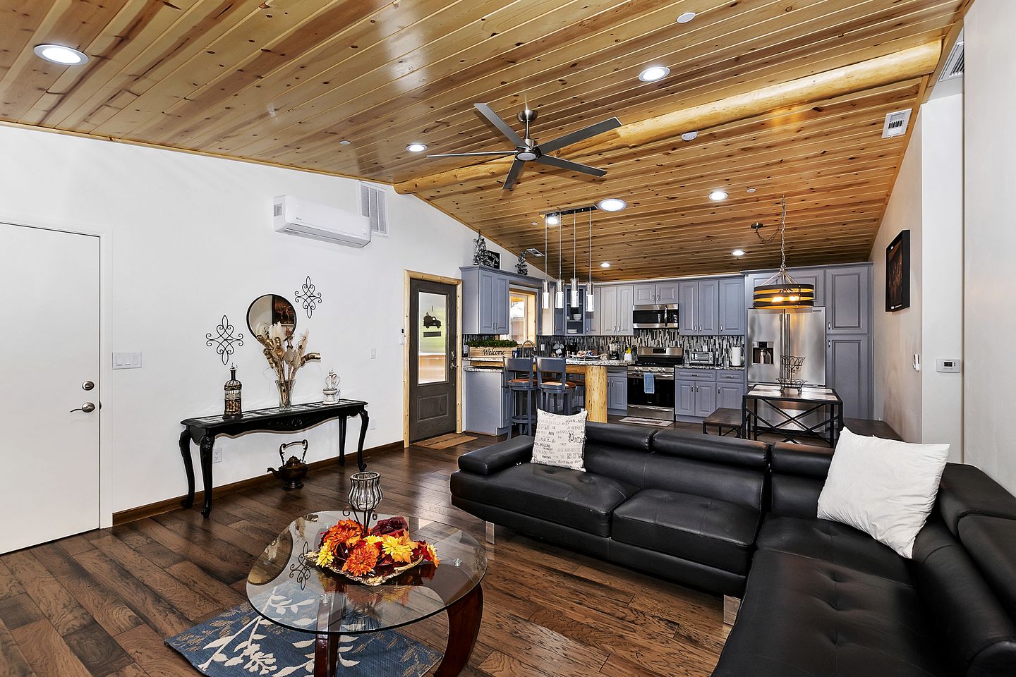 Pet-friendly Cabin with Private Patio Perfect for Hiking Trails in Big Bear City, California