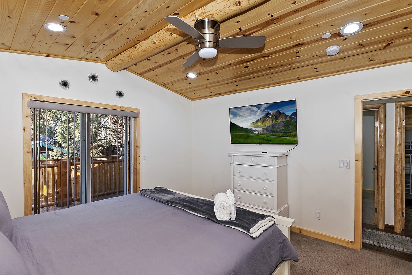 Pet-friendly Cabin with Private Patio Perfect for Hiking Trails in Big Bear City, California