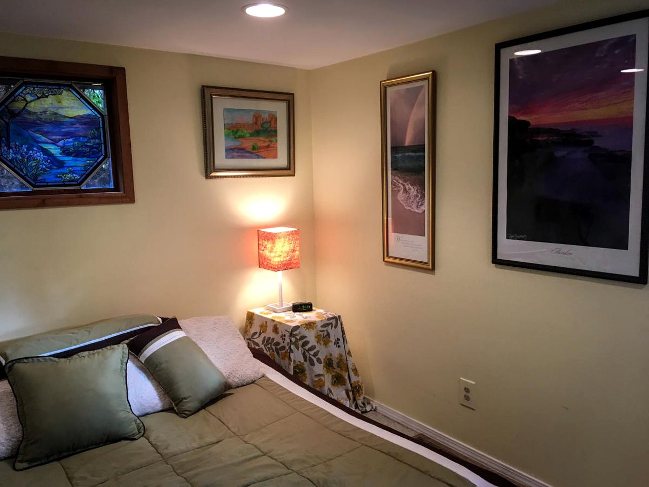 Stylish Lakefront Suite Rental with Hot Tub Access near Seattle, Washington