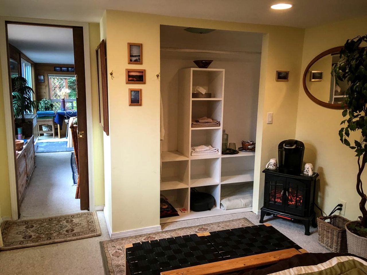 Stylish Lakefront Suite Rental with Hot Tub Access near Seattle, Washington