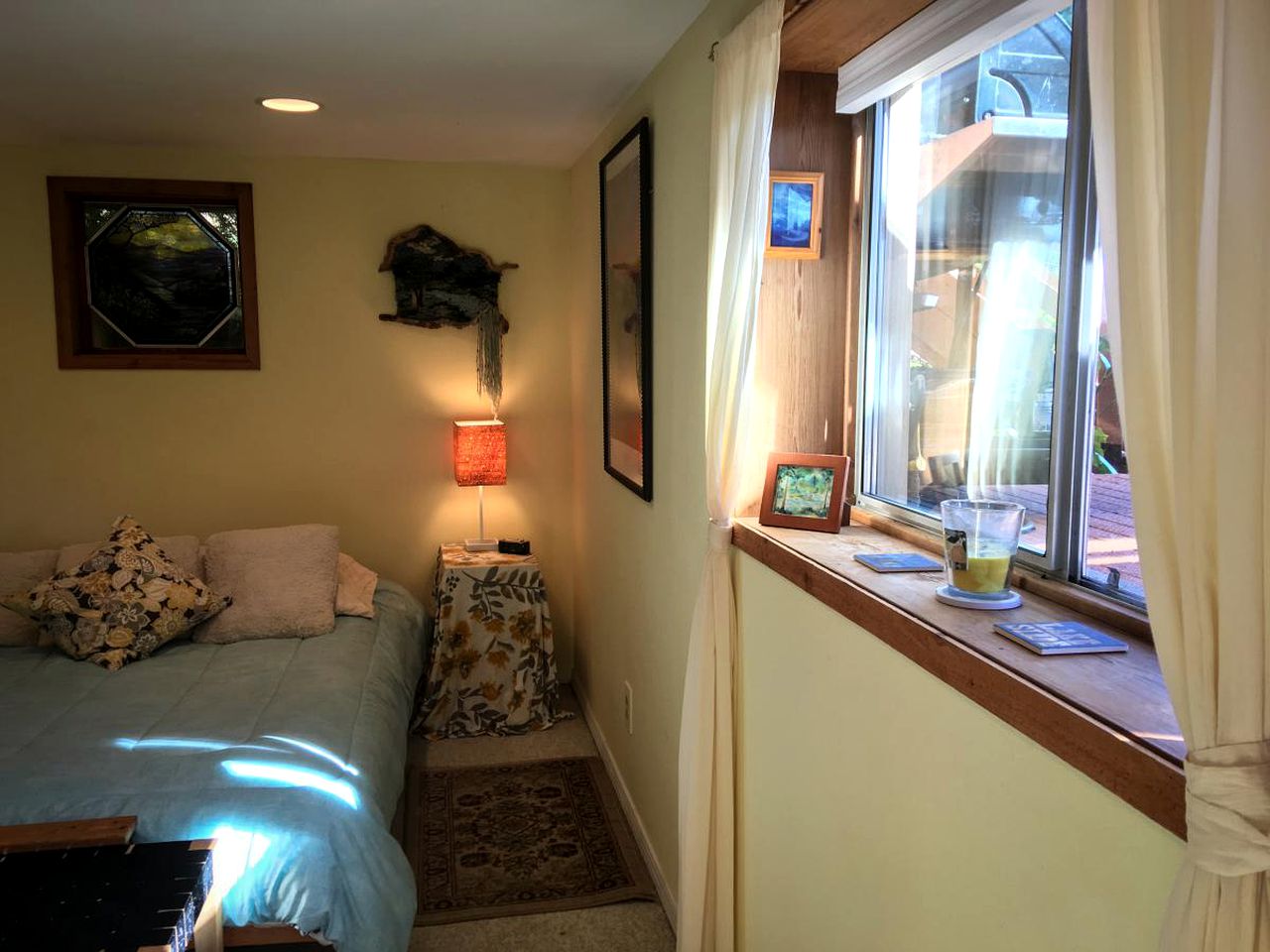 Stylish Lakefront Suite Rental with Hot Tub Access near Seattle, Washington