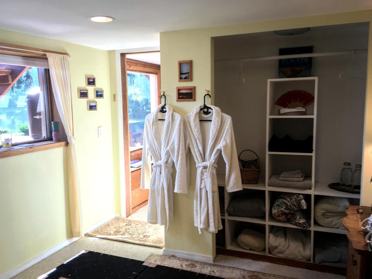 Stylish Lakefront Suite Rental with Hot Tub Access near Seattle, Washington