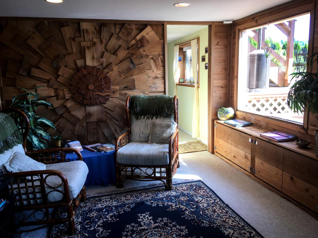 Stylish Lakefront Suite Rental with Hot Tub Access near Seattle, Washington