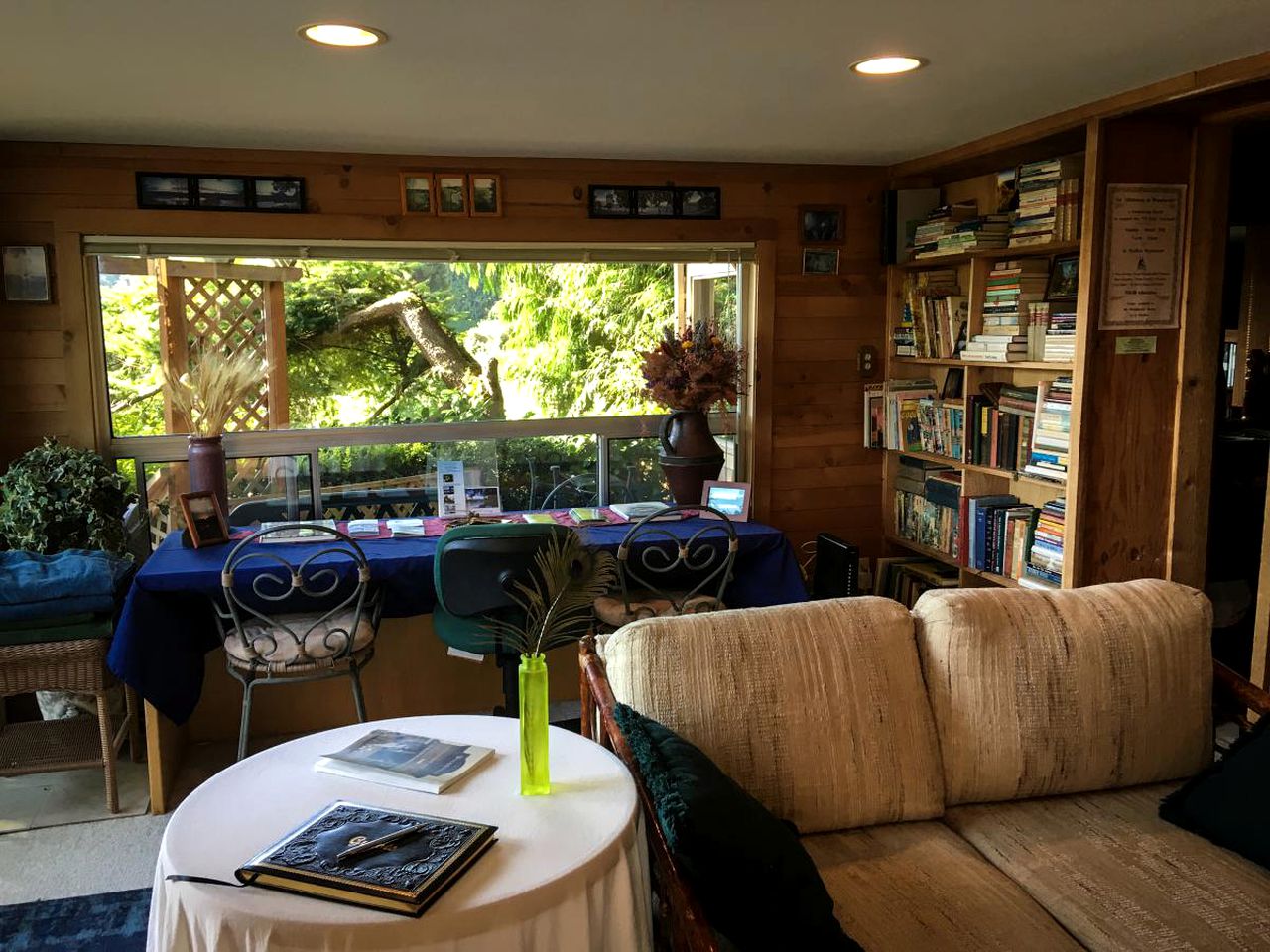 Stylish Lakefront Suite Rental with Hot Tub Access near Seattle, Washington