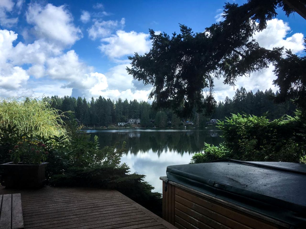 Stylish Lakefront Suite Rental with Hot Tub Access near Seattle, Washington