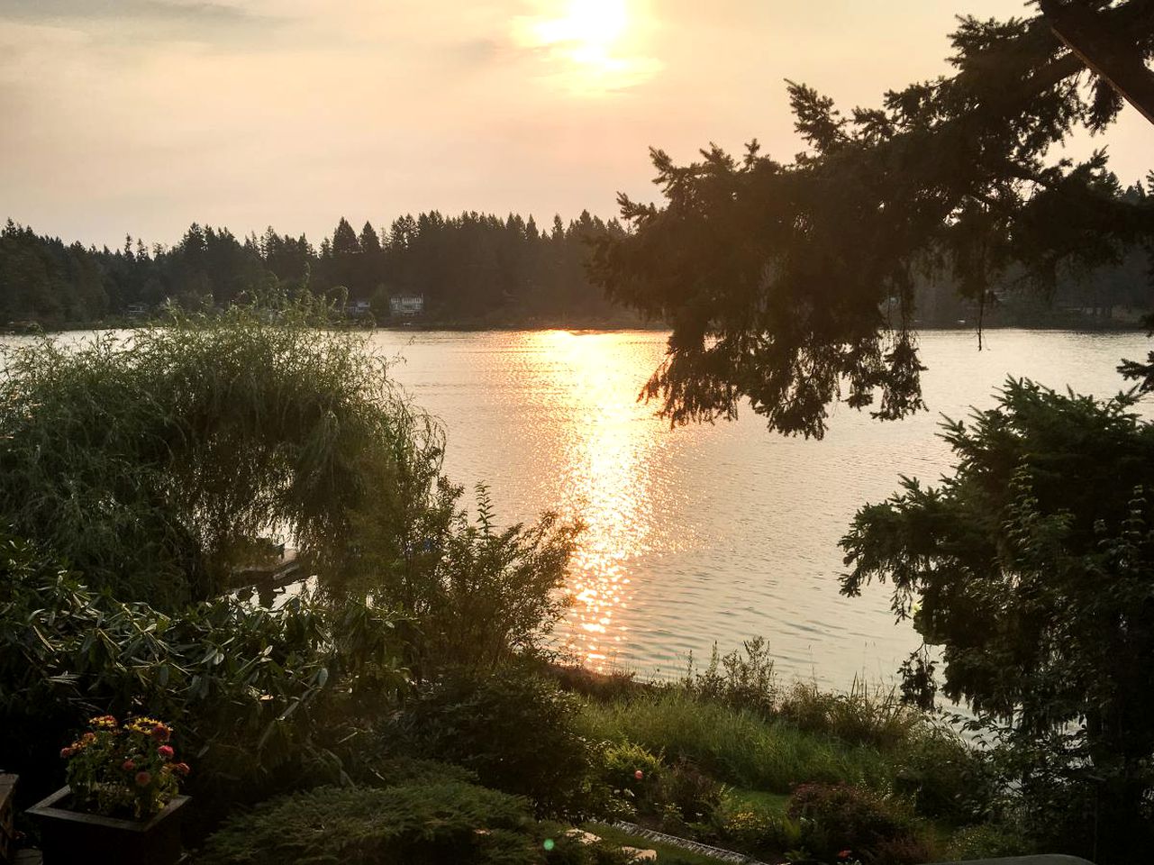 Stylish Lakefront Suite Rental with Hot Tub Access near Seattle, Washington