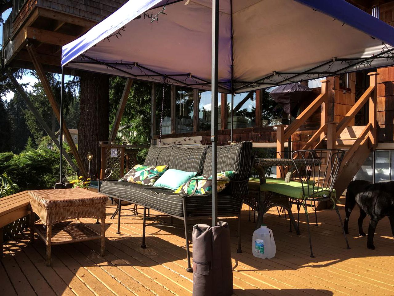 Stylish Lakefront Suite Rental with Hot Tub Access near Seattle, Washington