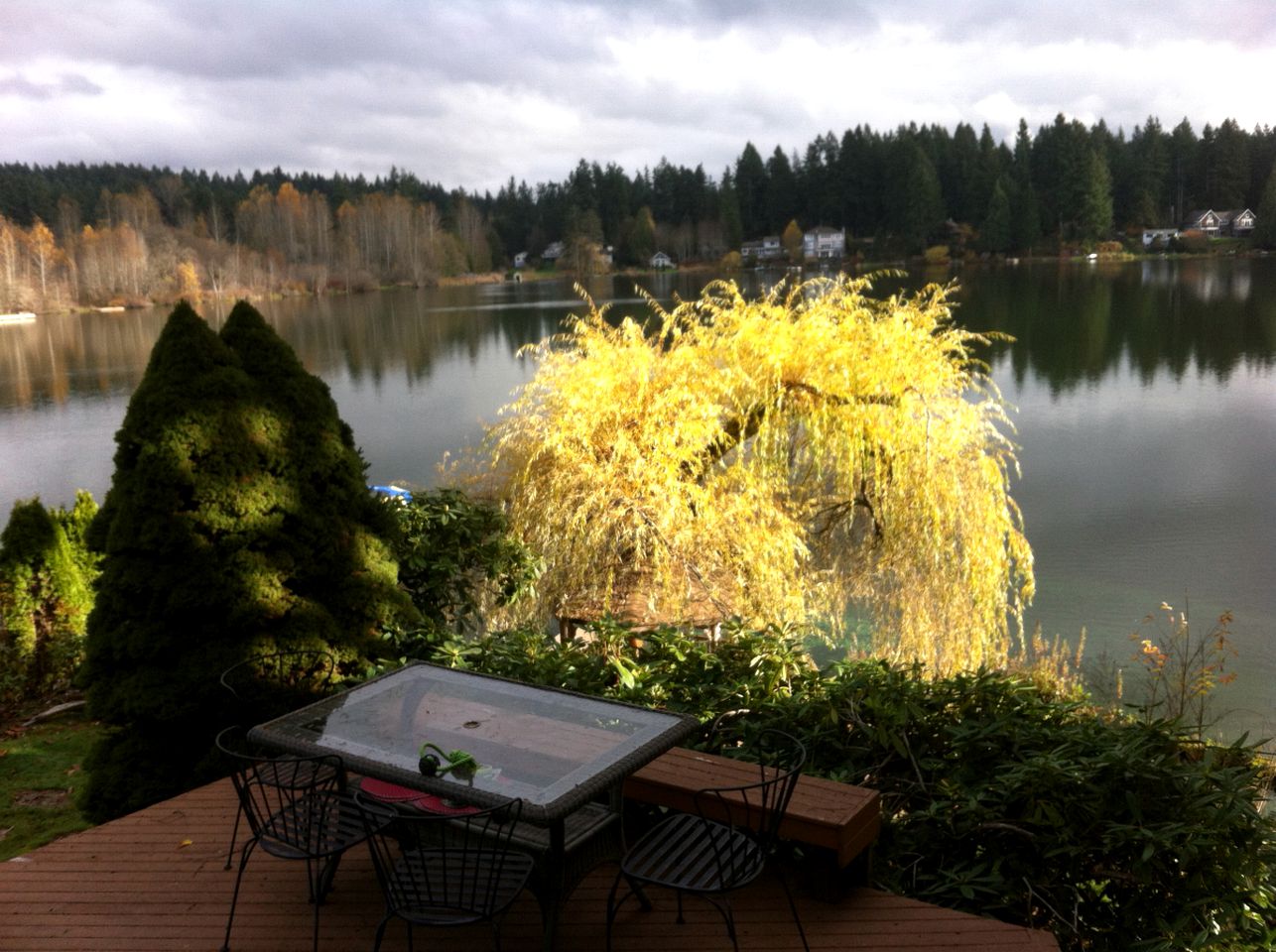 Stylish Lakefront Suite Rental with Hot Tub Access near Seattle, Washington