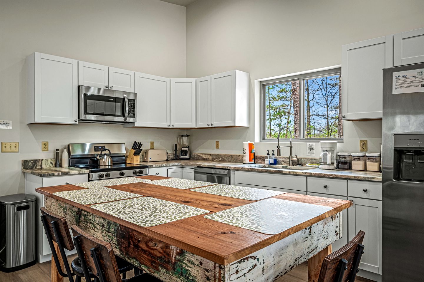 Stylish Modern Getaway with Fire Pit near DeSoto Falls in Mentone, AL