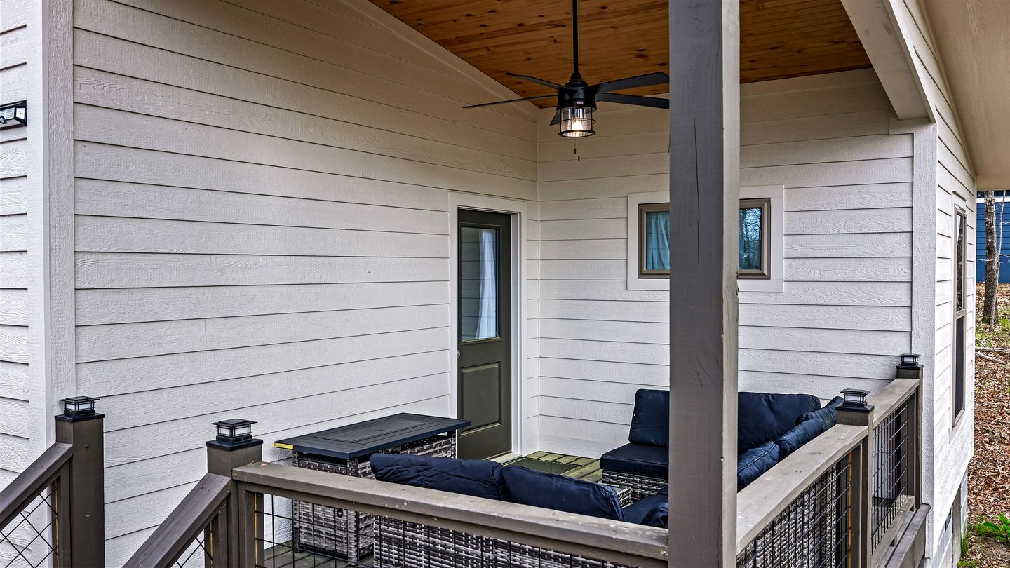 Stylish Modern Getaway with Fire Pit near DeSoto Falls in Mentone, AL
