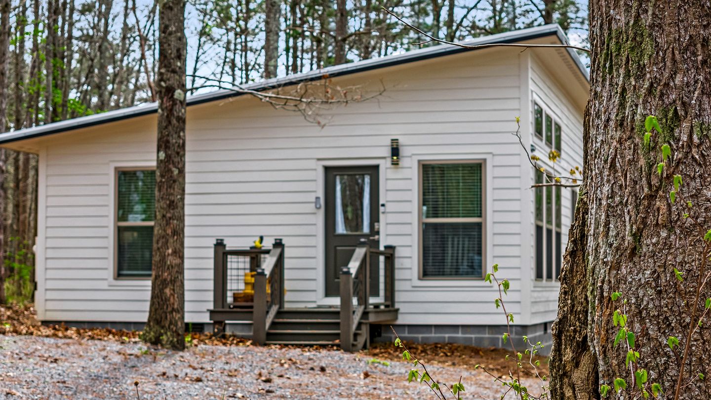 Stylish Modern Getaway with Fire Pit near DeSoto Falls in Mentone, AL