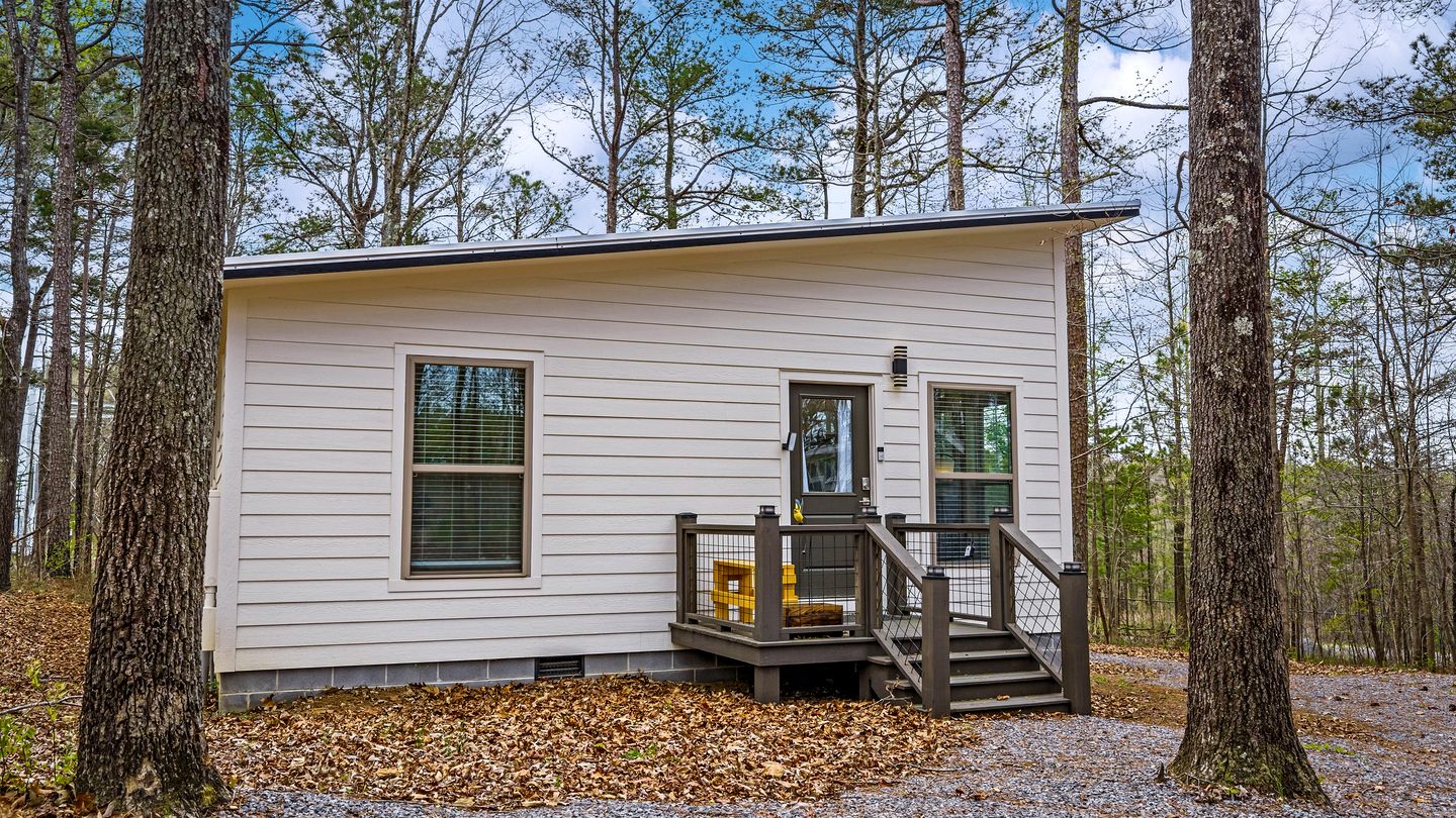 Stylish Modern Getaway with Fire Pit near DeSoto Falls in Mentone, AL