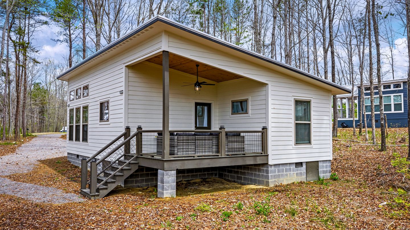 Stylish Modern Getaway with Fire Pit near DeSoto Falls in Mentone, AL