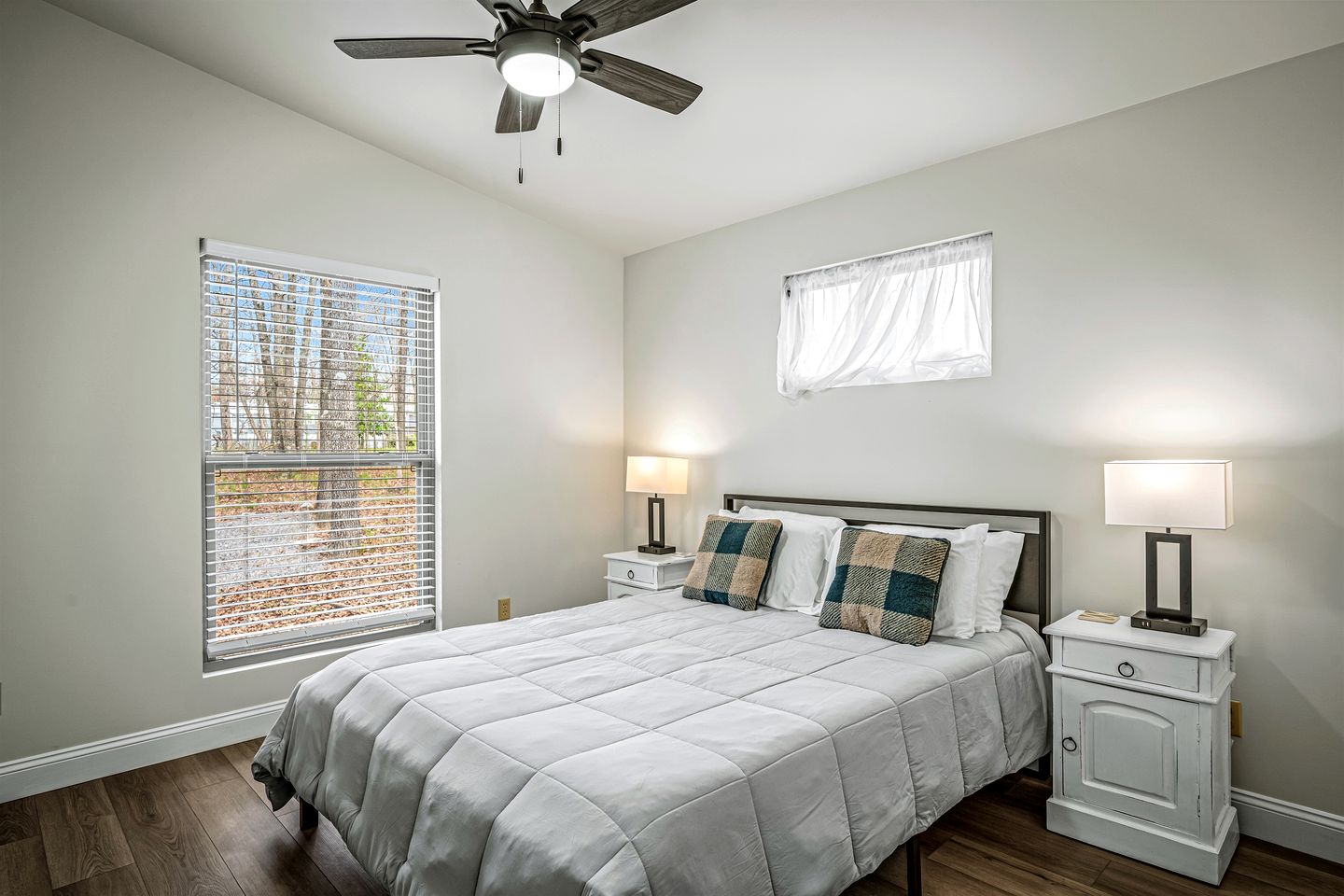 Stylish Modern Getaway with Fire Pit near DeSoto Falls in Mentone, AL