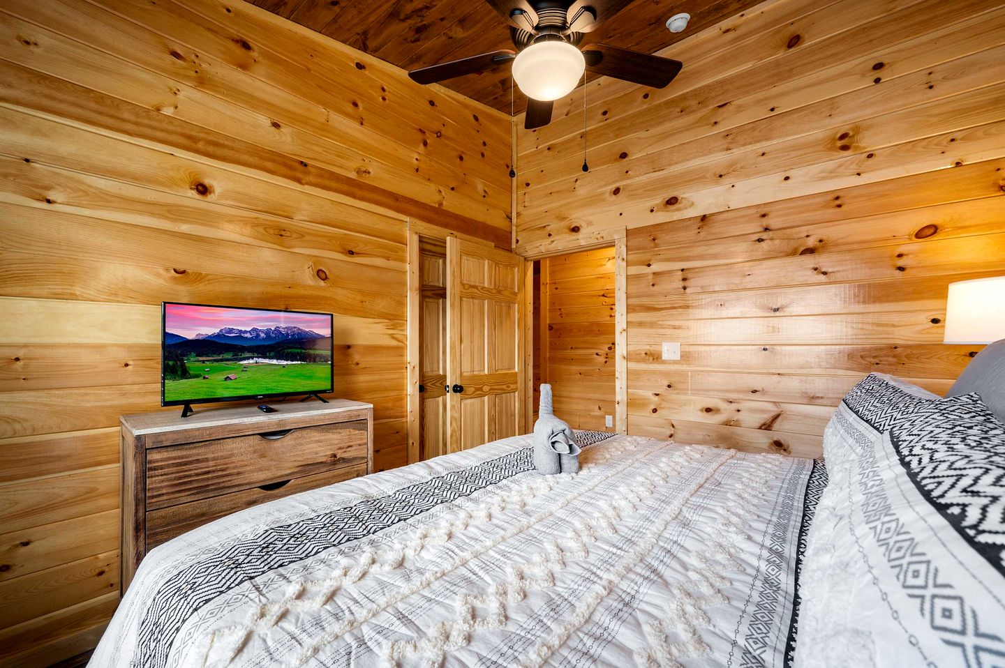 Stylish Pigeon Forge Cabin with Hot Tub, Pool & Dog Park near Dollywood and Gatlinburg, TN