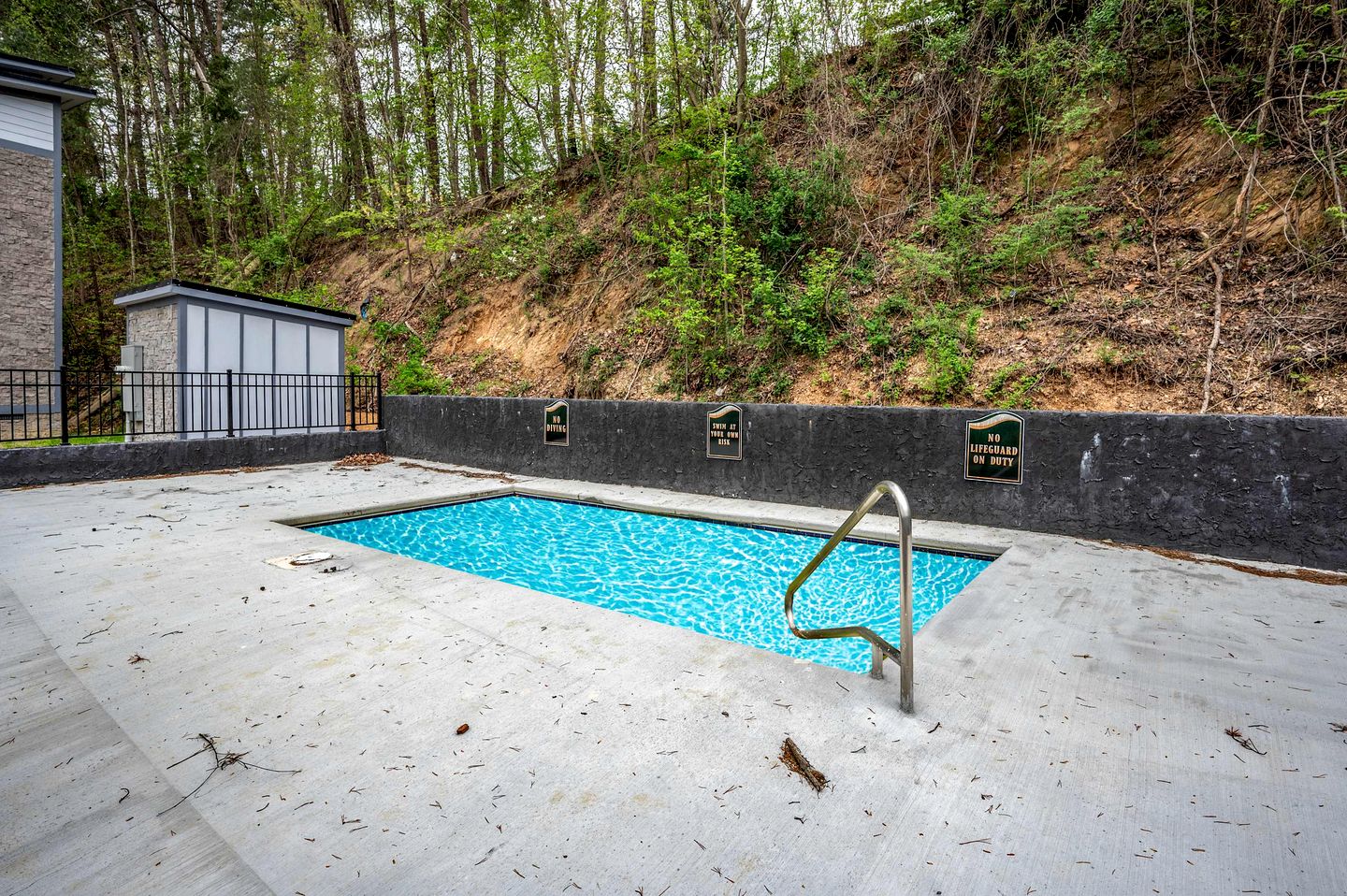Stylish Pigeon Forge Cabin with Hot Tub, Pool & Dog Park near Dollywood and Gatlinburg, TN