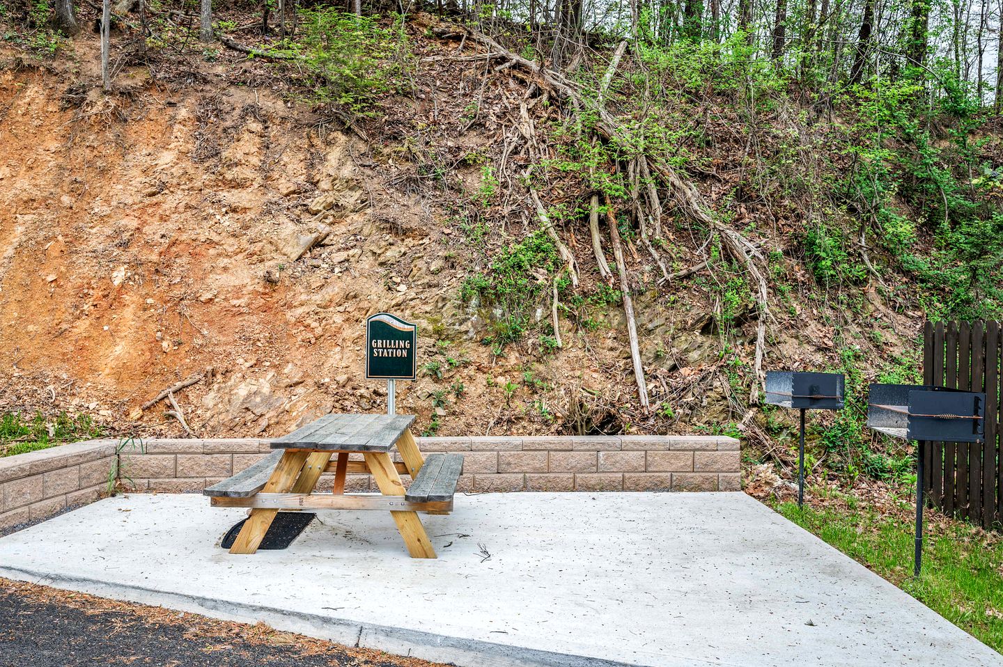 Stylish Pigeon Forge Cabin with Hot Tub, Pool & Dog Park near Dollywood and Gatlinburg, TN