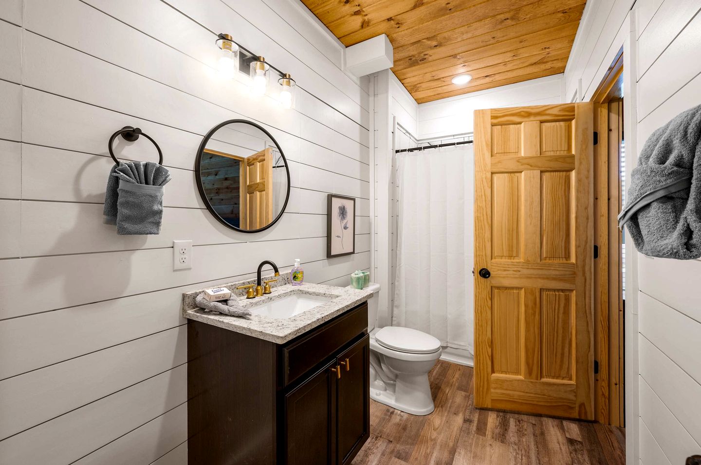 Stylish Pigeon Forge Cabin with Hot Tub, Pool & Dog Park near Dollywood and Gatlinburg, TN