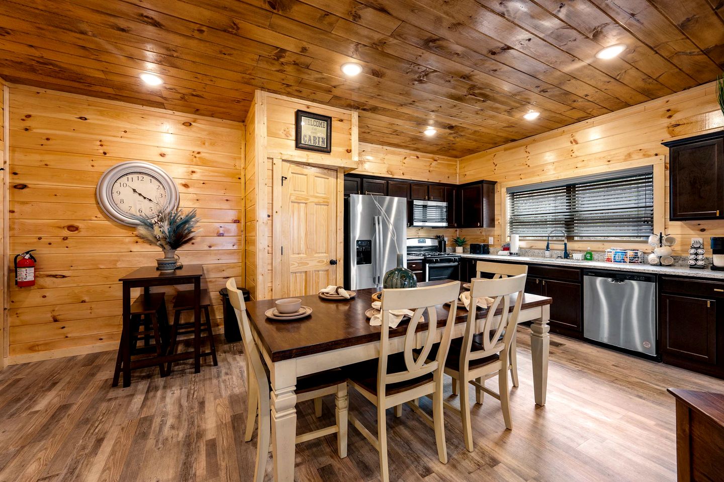 Stylish Pigeon Forge Cabin with Hot Tub, Pool & Dog Park near Dollywood and Gatlinburg, TN
