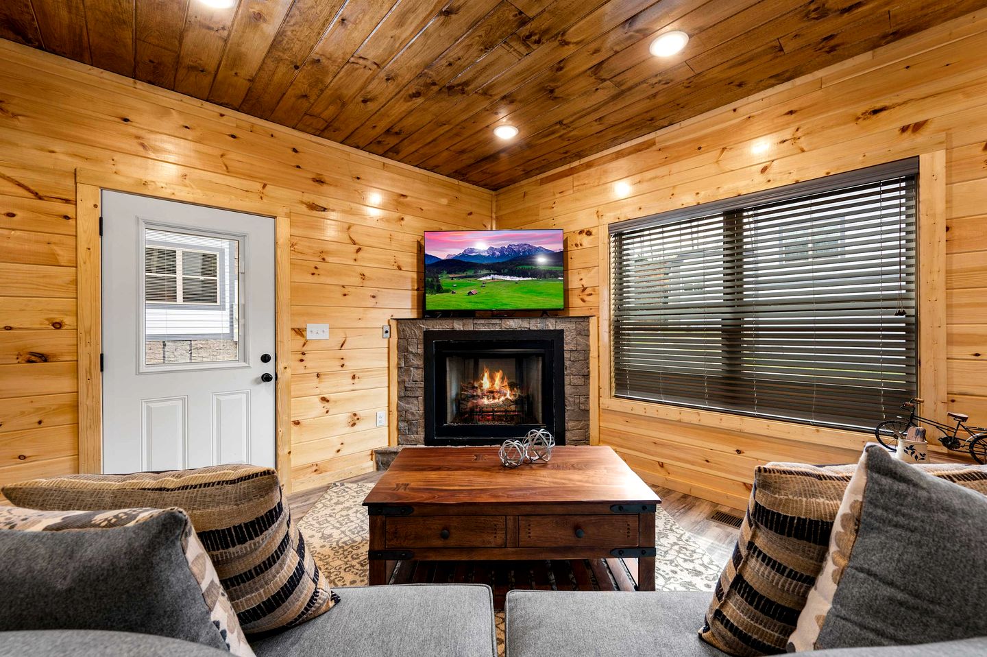 Stylish Pigeon Forge Cabin with Hot Tub, Pool & Dog Park near Dollywood and Gatlinburg, TN