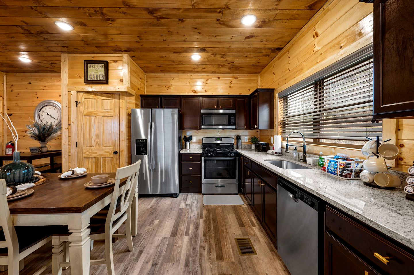 Stylish Pigeon Forge Cabin with Hot Tub, Pool & Dog Park near Dollywood and Gatlinburg, TN