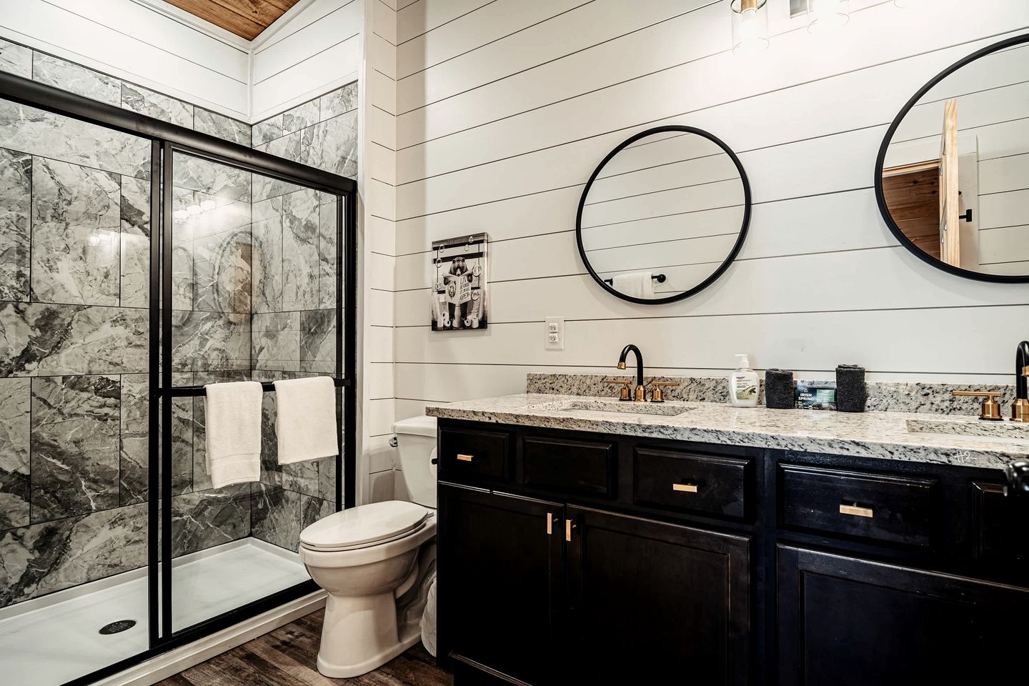 Stylish Pigeon Forge Cabin with Hot Tub & Resort Amenities near Gatlinburg Golf Course, TN