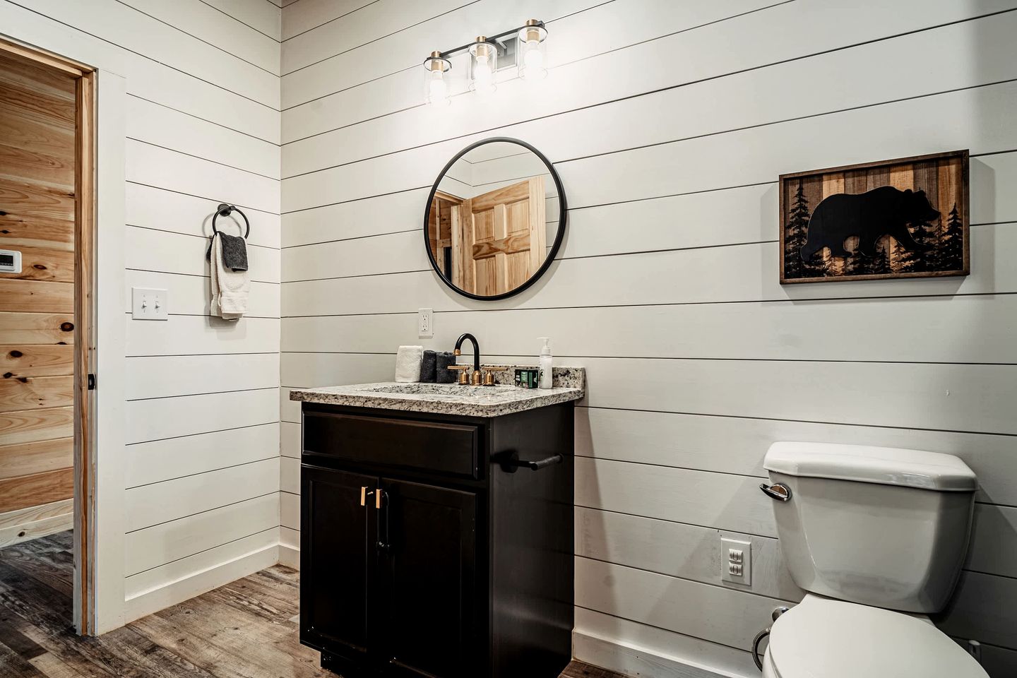 Stylish Pigeon Forge Cabin with Hot Tub & Resort Amenities near Gatlinburg Golf Course, TN