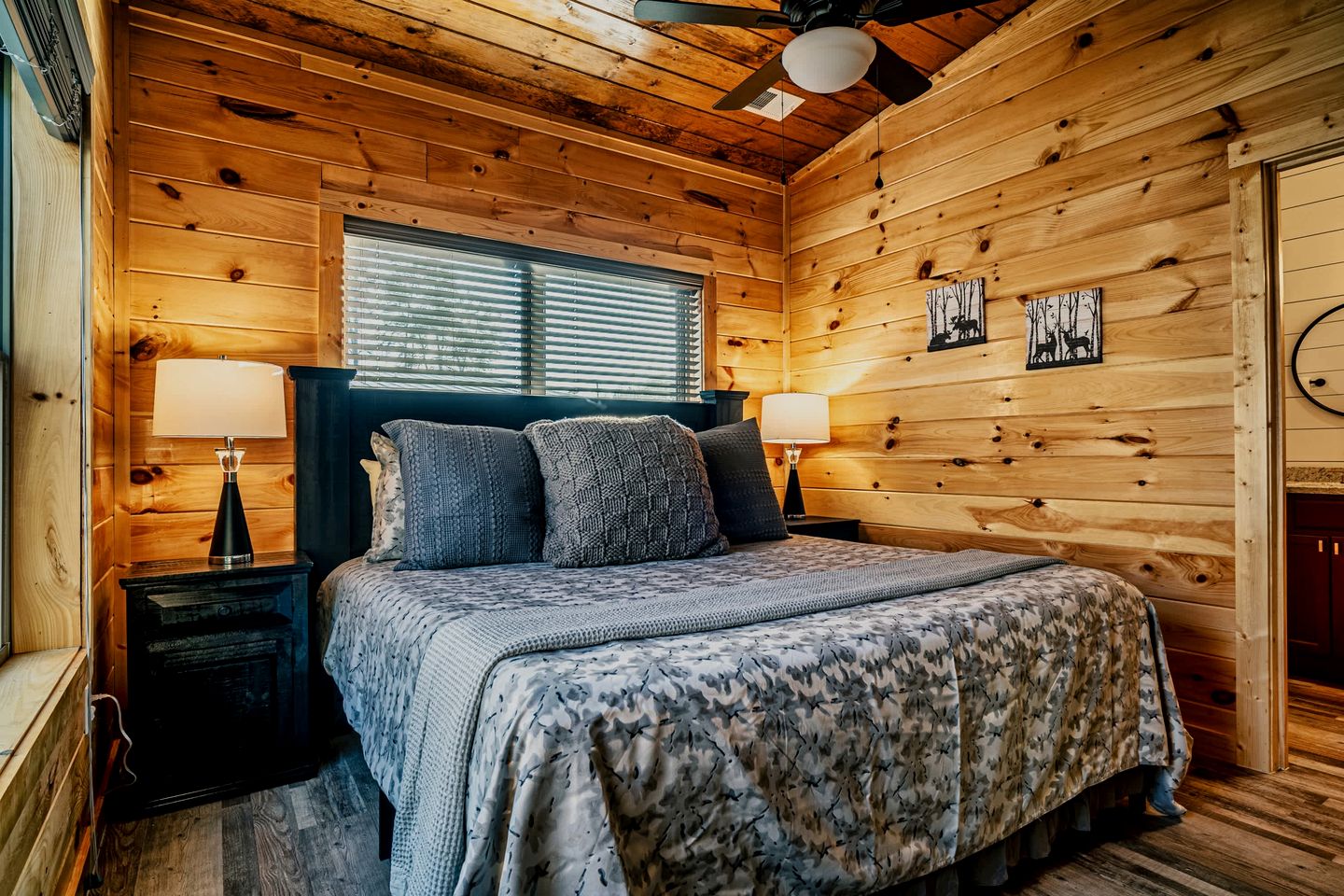 Stylish Pigeon Forge Cabin with Hot Tub & Resort Amenities near Gatlinburg Golf Course, TN