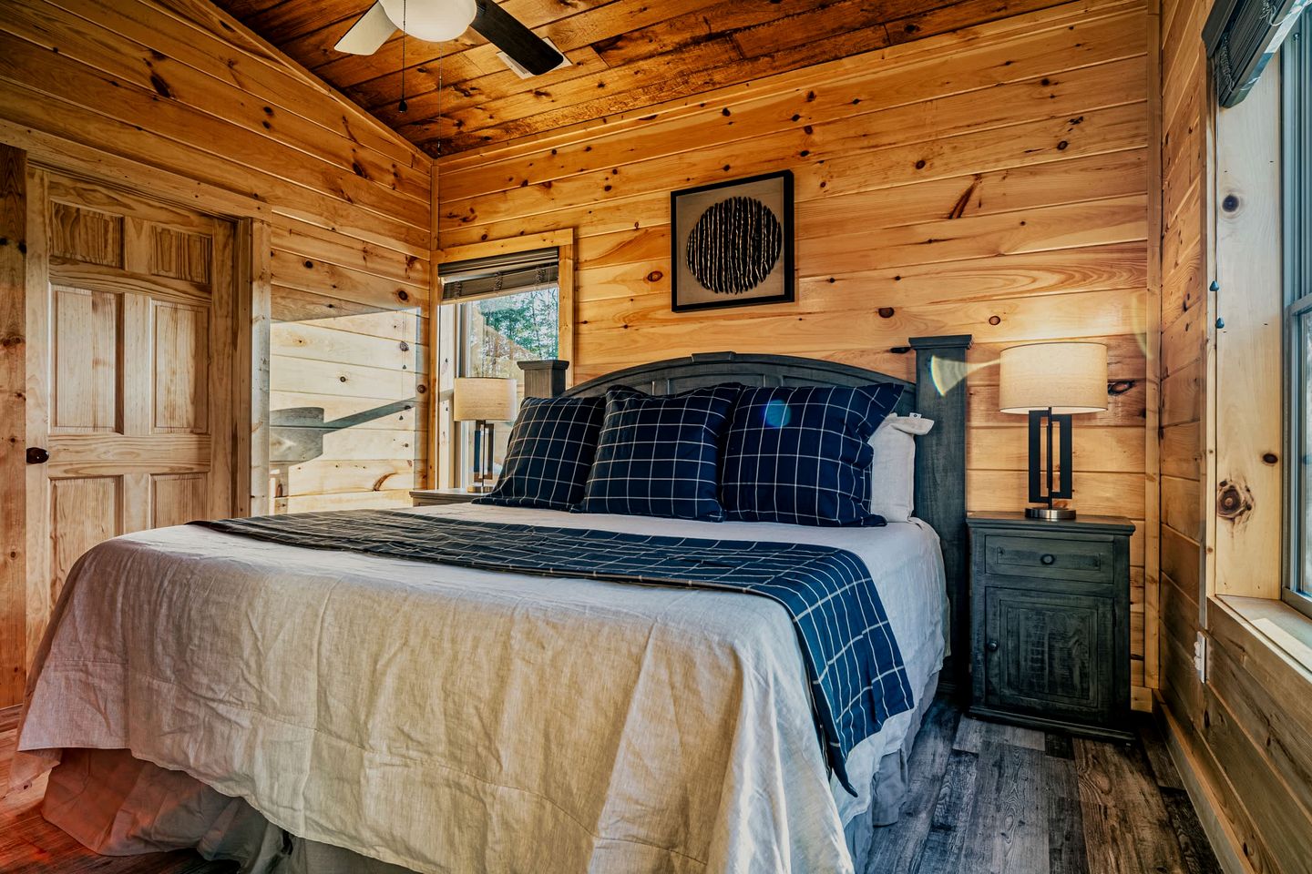 Stylish Pigeon Forge Cabin with Hot Tub & Resort Amenities near Gatlinburg Golf Course, TN