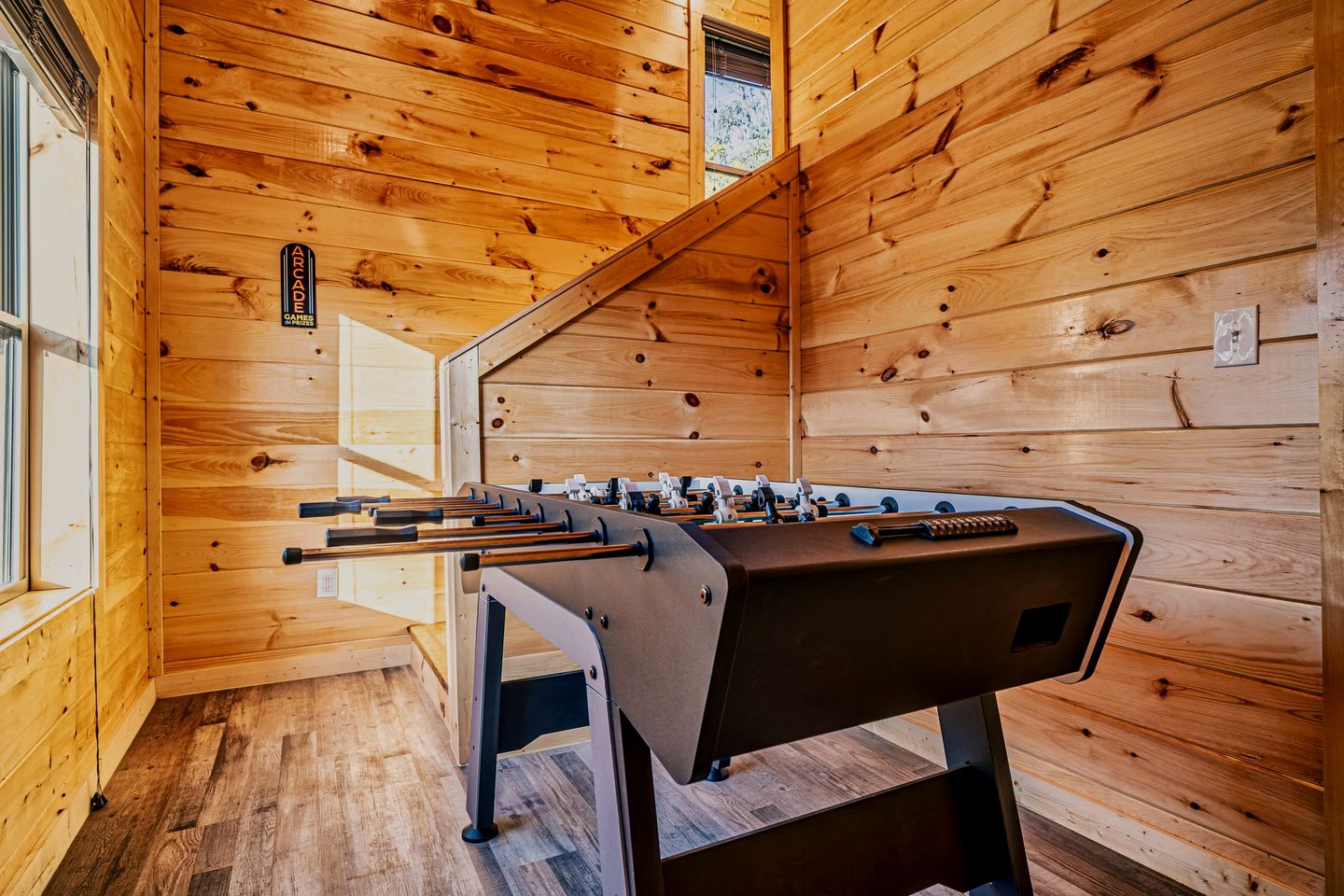 Stylish Pigeon Forge Cabin with Hot Tub & Resort Amenities near Gatlinburg Golf Course, TN