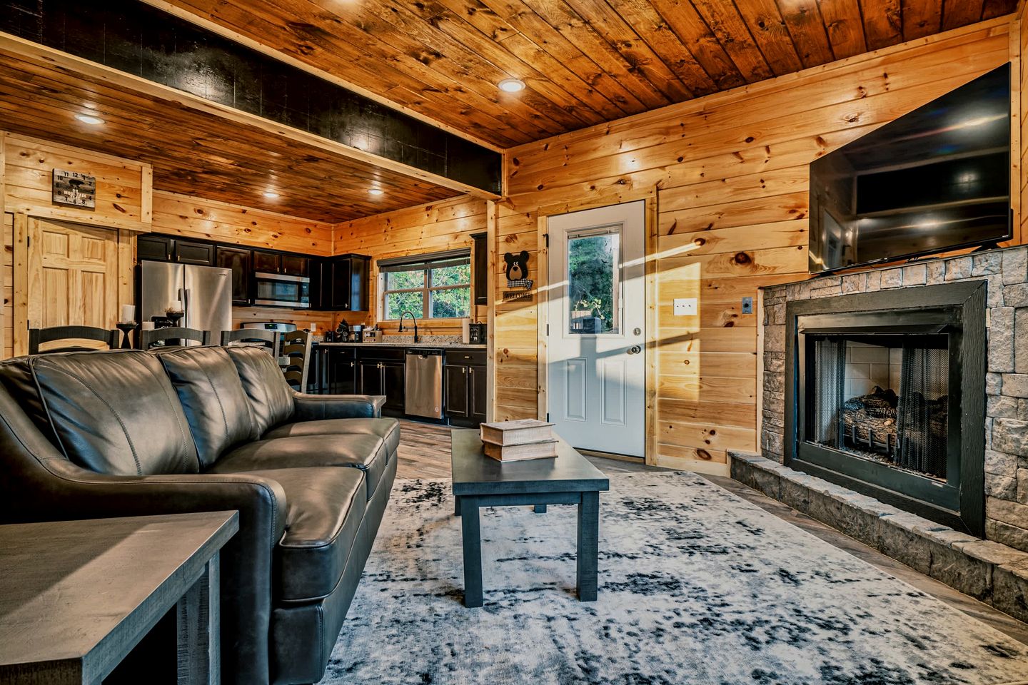 Stylish Pigeon Forge Cabin with Hot Tub & Resort Amenities near Gatlinburg Golf Course, TN