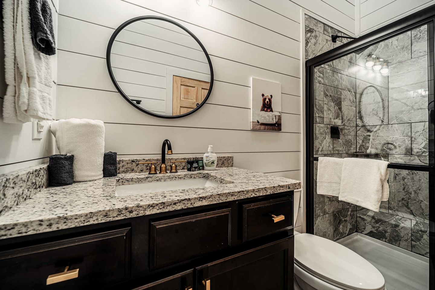 Stylish Pigeon Forge Cabin with Hot Tub & Resort Amenities near Gatlinburg Golf Course, TN