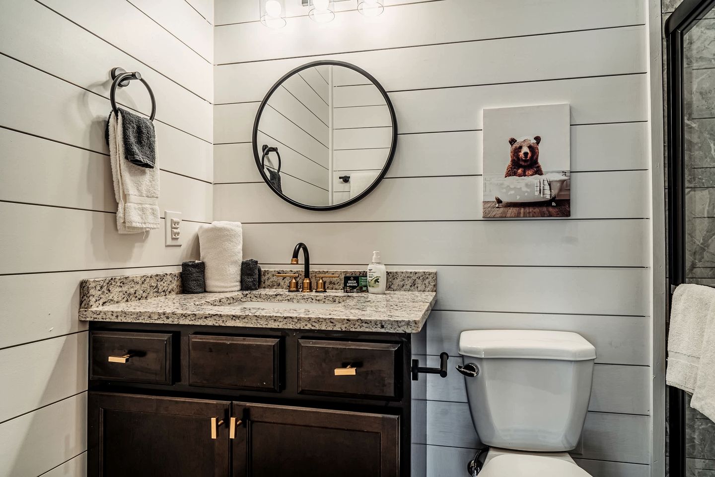 Stylish Pigeon Forge Cabin with Hot Tub & Resort Amenities near Gatlinburg Golf Course, TN