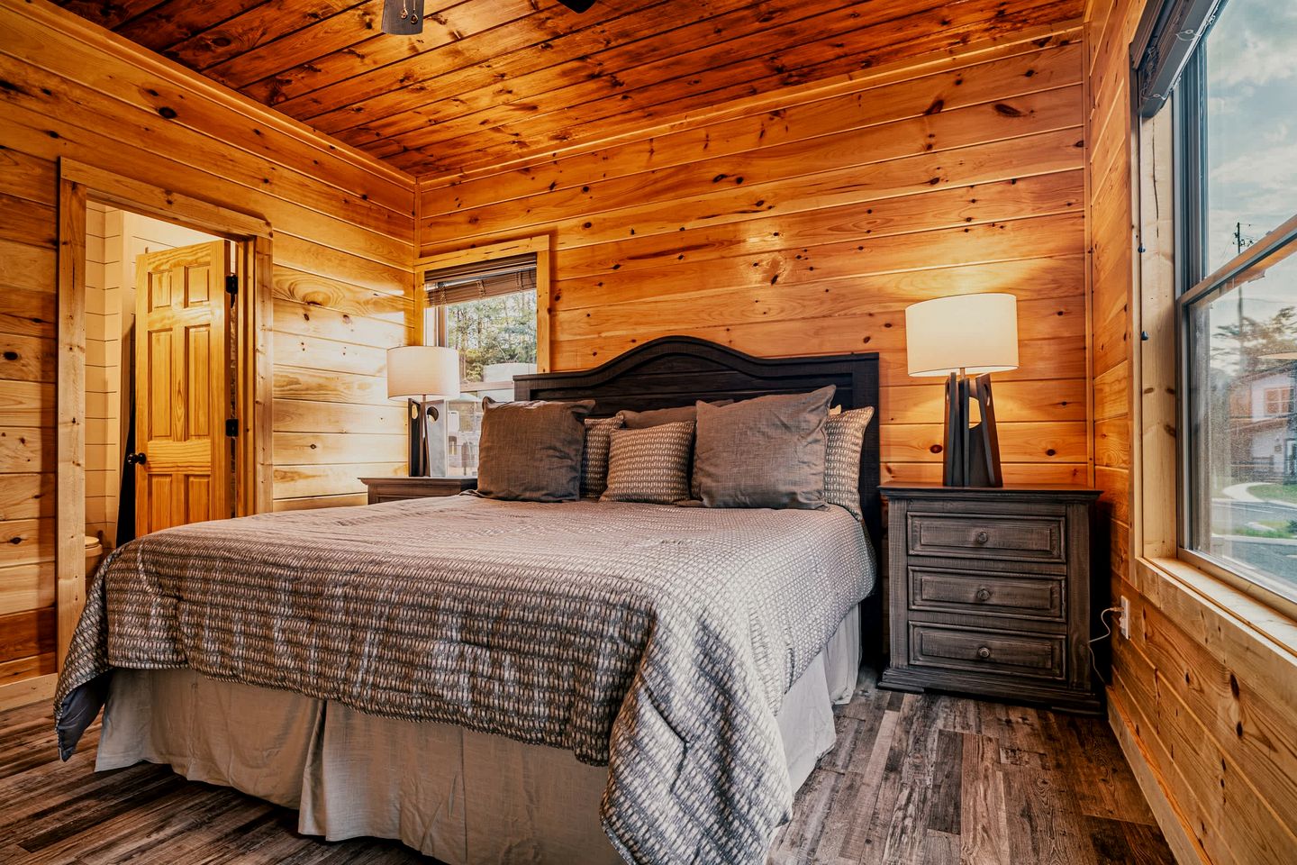 Stylish Pigeon Forge Cabin with Hot Tub & Resort Amenities near Gatlinburg Golf Course, TN