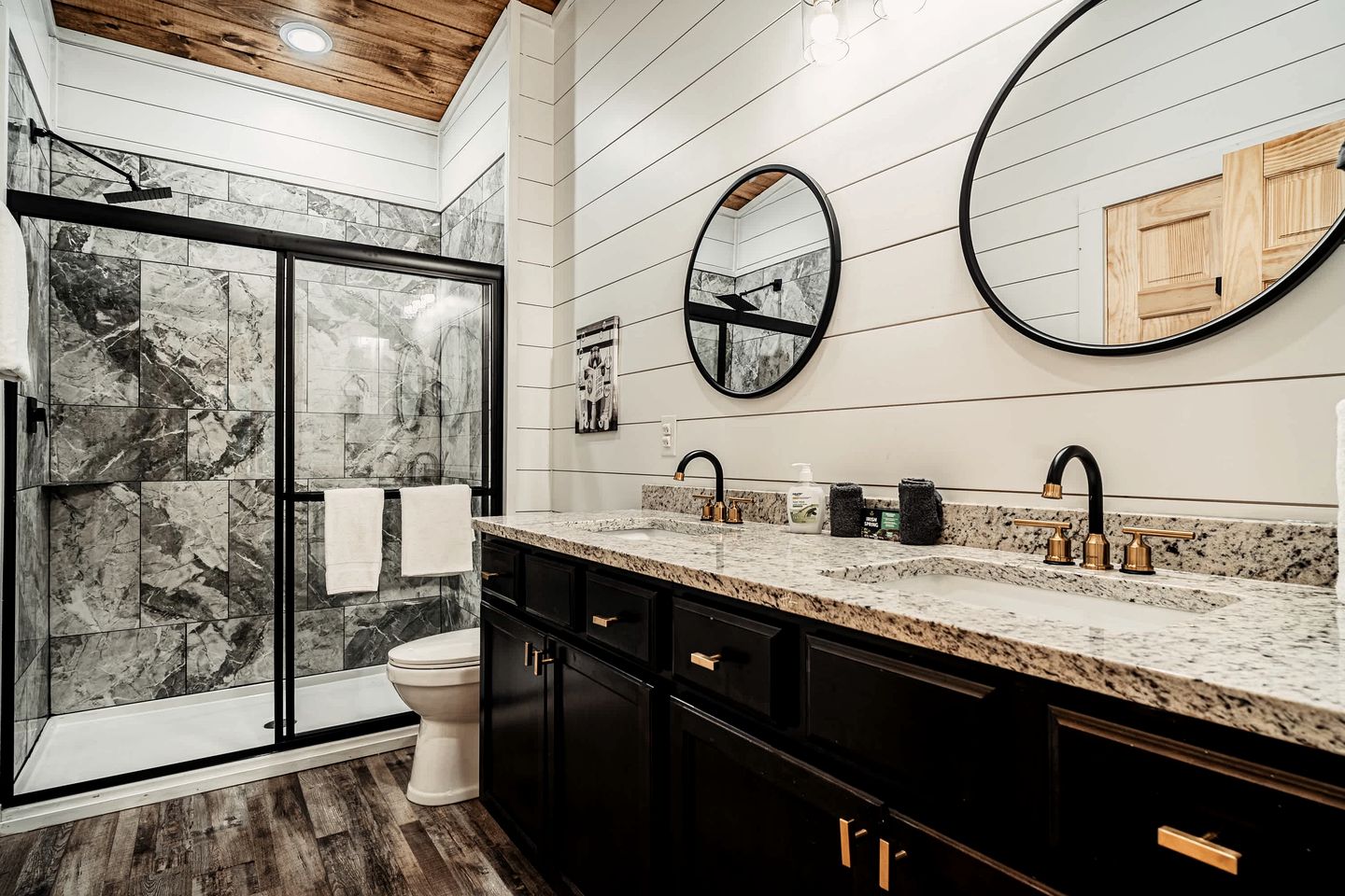 Stylish Pigeon Forge Cabin with Hot Tub & Resort Amenities near Gatlinburg Golf Course, TN