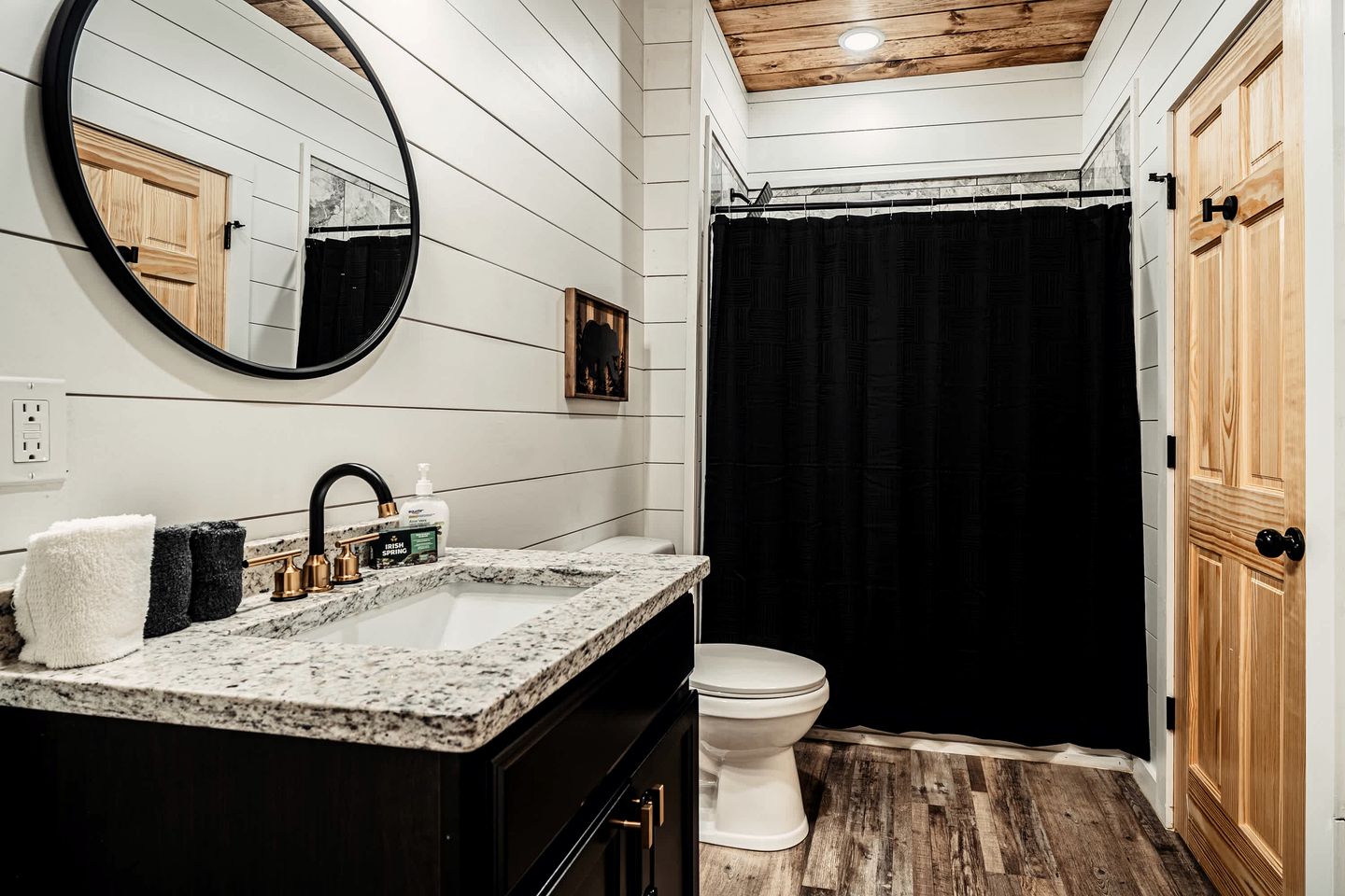 Stylish Pigeon Forge Cabin with Hot Tub & Resort Amenities near Gatlinburg Golf Course, TN