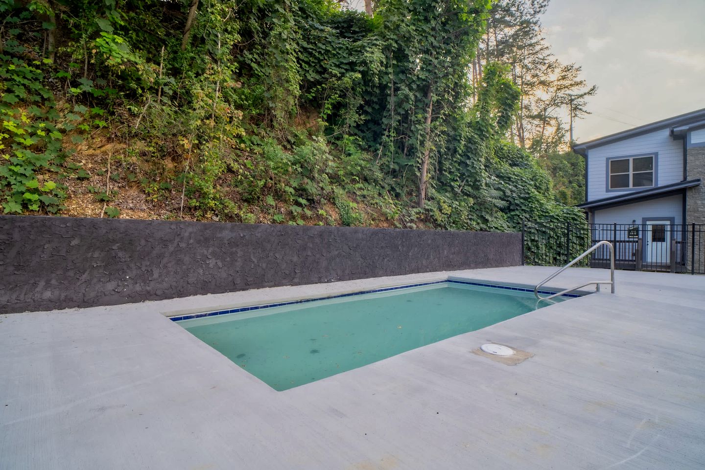 Stylish Pigeon Forge Cabin with Hot Tub & Resort Amenities near Gatlinburg Golf Course, TN