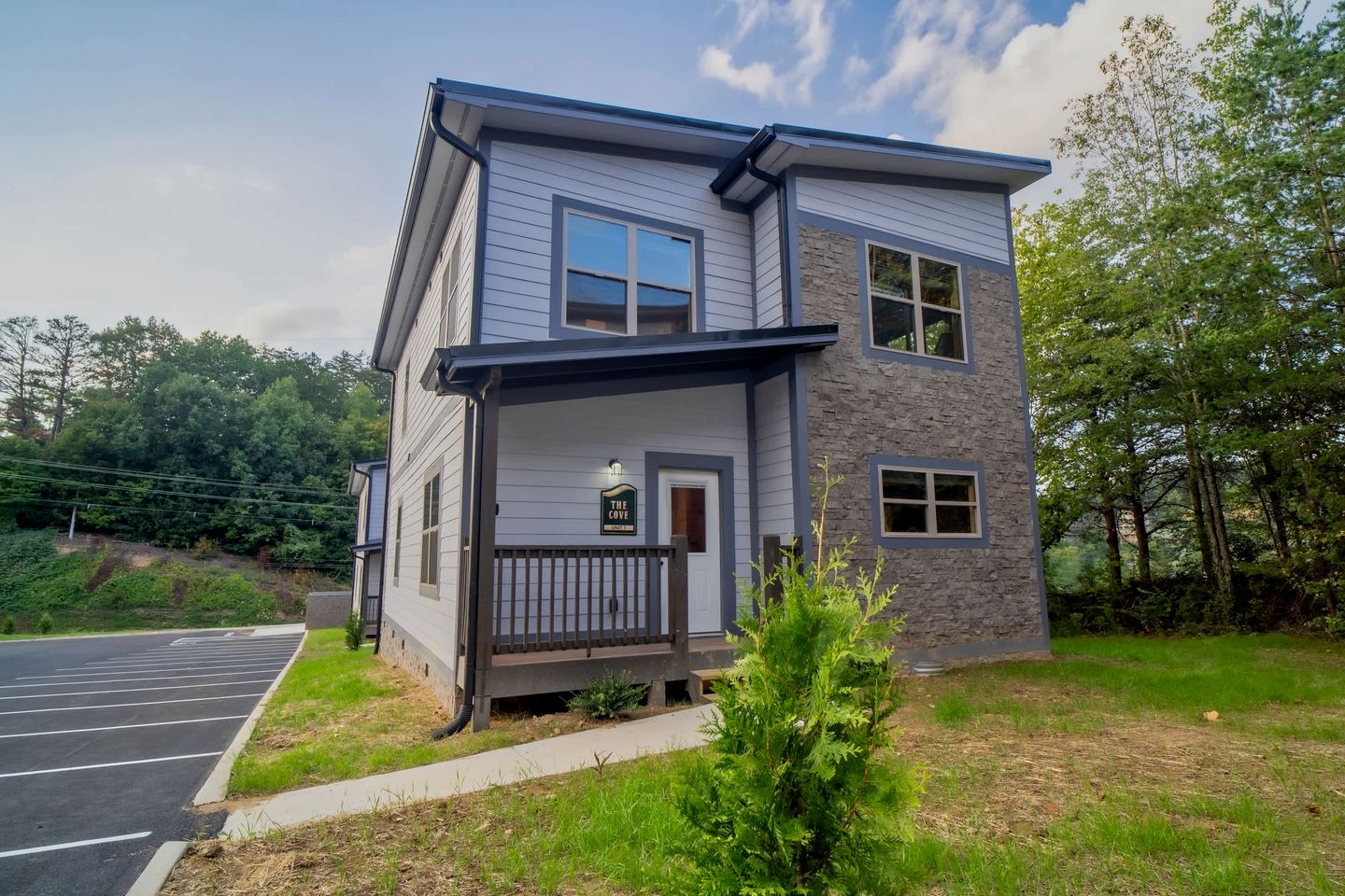 Stylish Pigeon Forge Cabin with Hot Tub & Resort Amenities near Gatlinburg Golf Course, TN