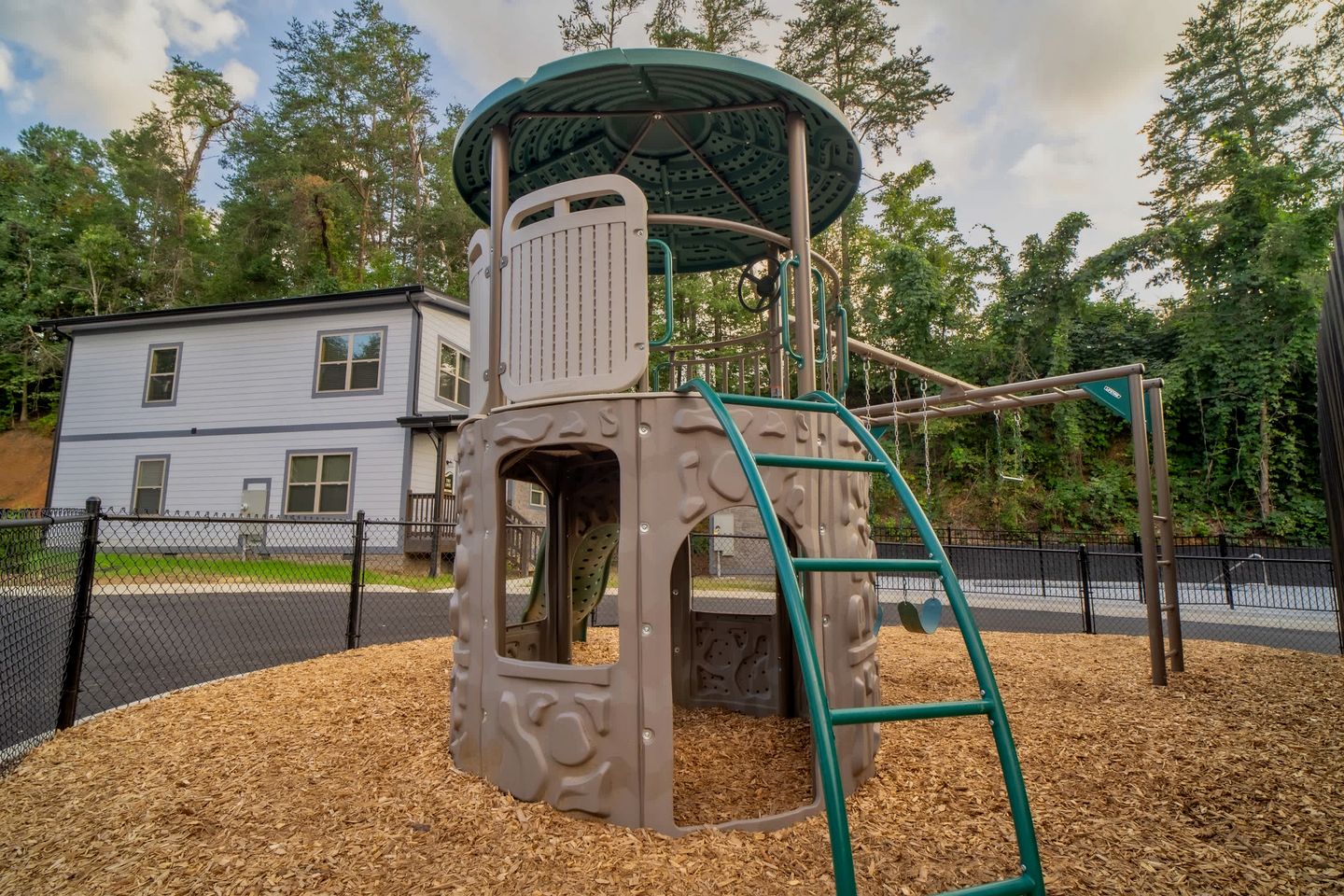 Stylish Pigeon Forge Cabin with Hot Tub & Resort Amenities near Gatlinburg Golf Course, TN