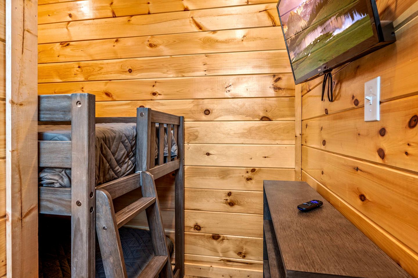 Stylish Pigeon Forge Cabin with Hot Tub & Resort Amenities near Gatlinburg Golf Course, TN