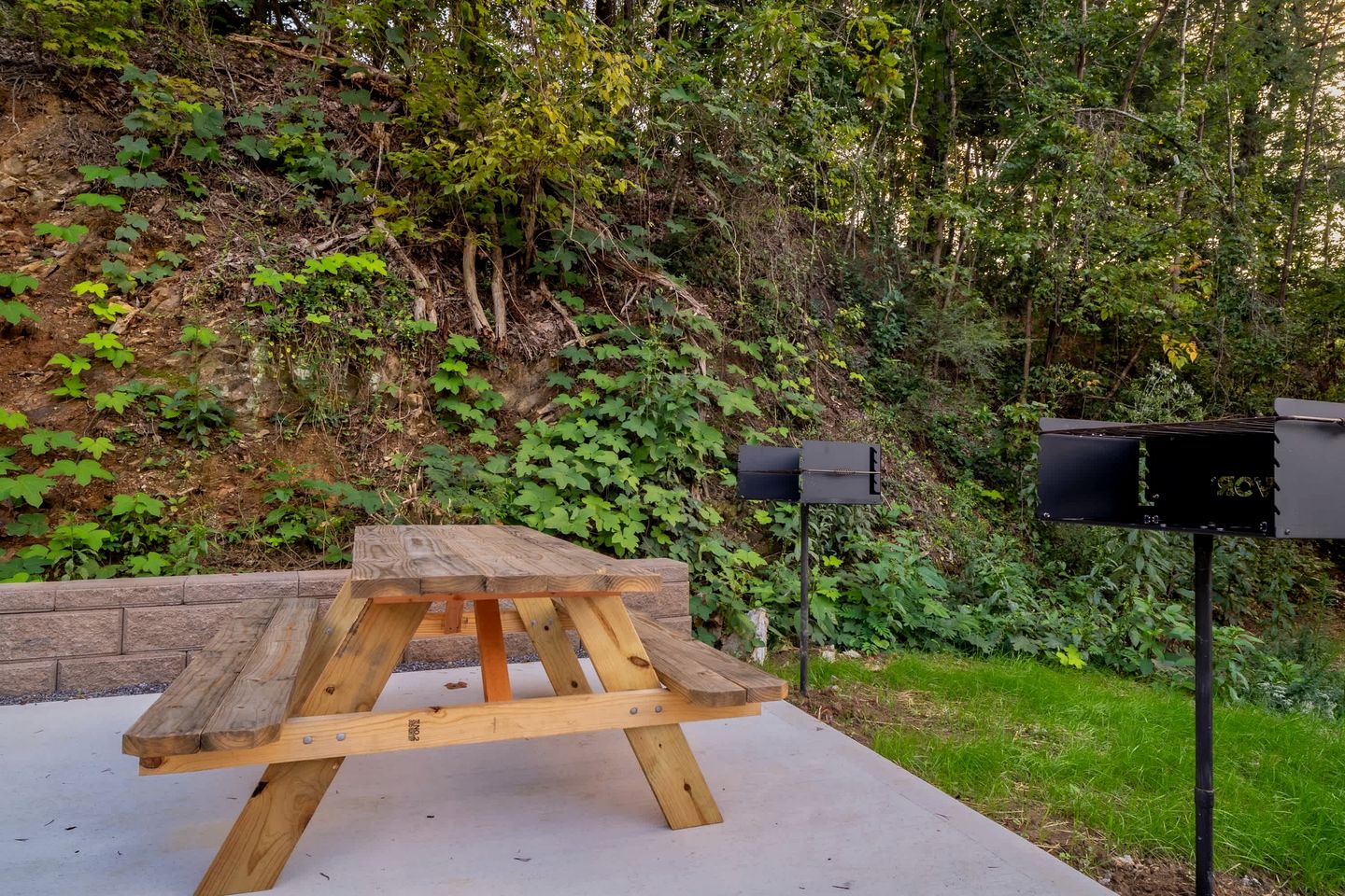 Stylish Pigeon Forge Cabin with Hot Tub & Resort Amenities near Gatlinburg Golf Course, TN