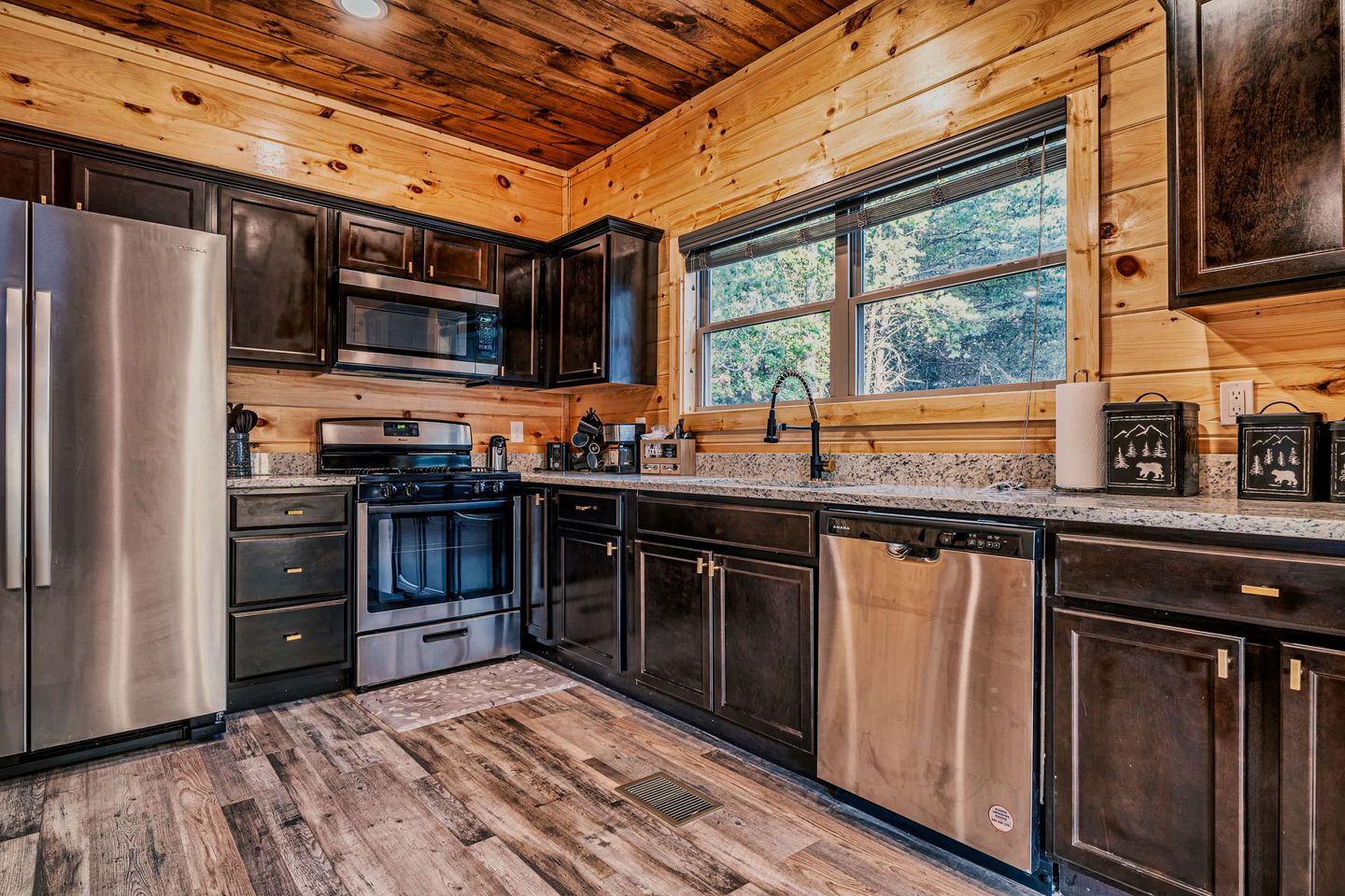 Stylish Pigeon Forge Cabin with Hot Tub & Resort Amenities near Gatlinburg Golf Course, TN