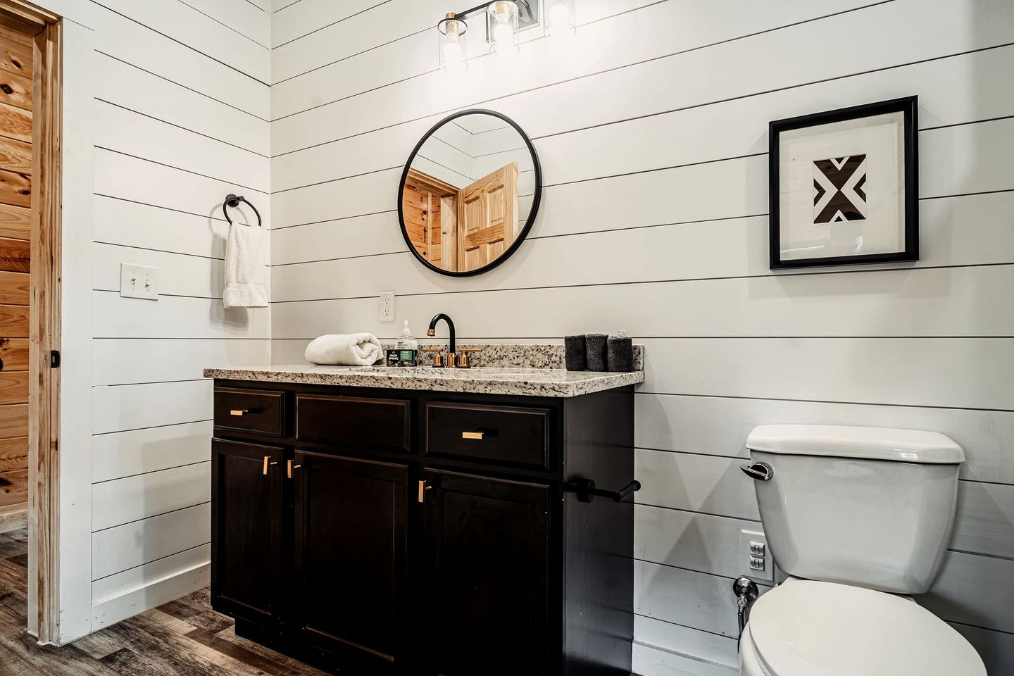 Stylish Pigeon Forge Cabin with Hot Tub & Resort Amenities near Gatlinburg Golf Course, TN