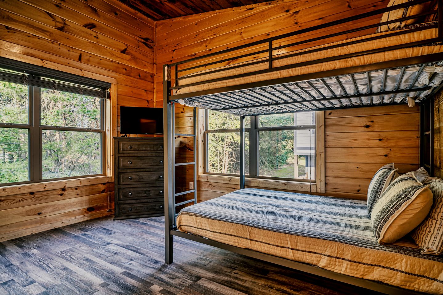 Stylish Pigeon Forge Cabin with Hot Tub & Resort Amenities near Gatlinburg Golf Course, TN