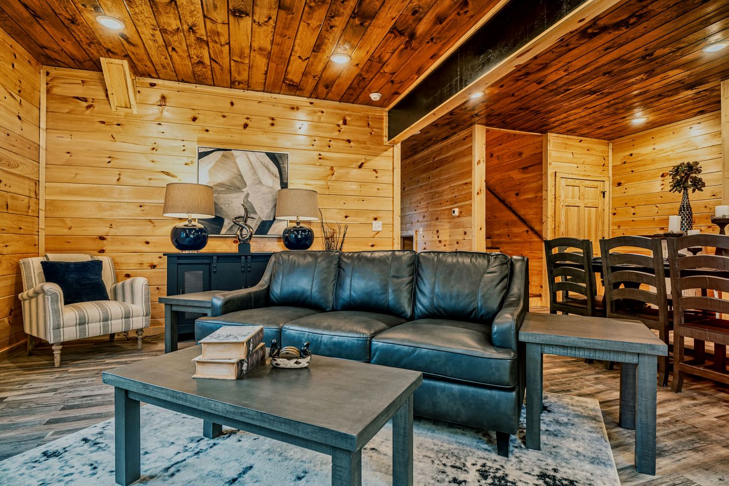 Stylish Pigeon Forge Cabin with Hot Tub & Resort Amenities near Gatlinburg Golf Course, TN