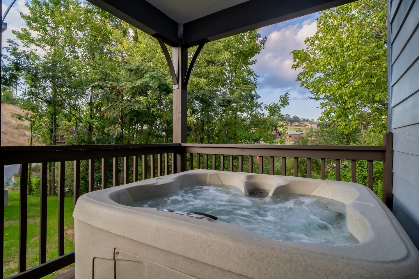Stylish Pigeon Forge Cabin with Hot Tub & Resort Amenities near Gatlinburg Golf Course, TN
