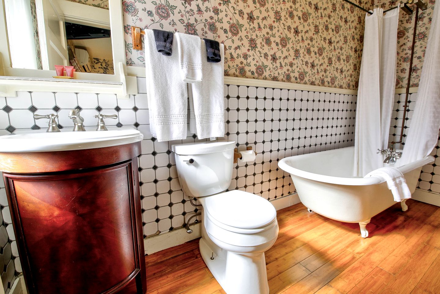 Stylish Room Rentals with Clawfoot Bathtubs for Romantic Getaway in Groveland, California