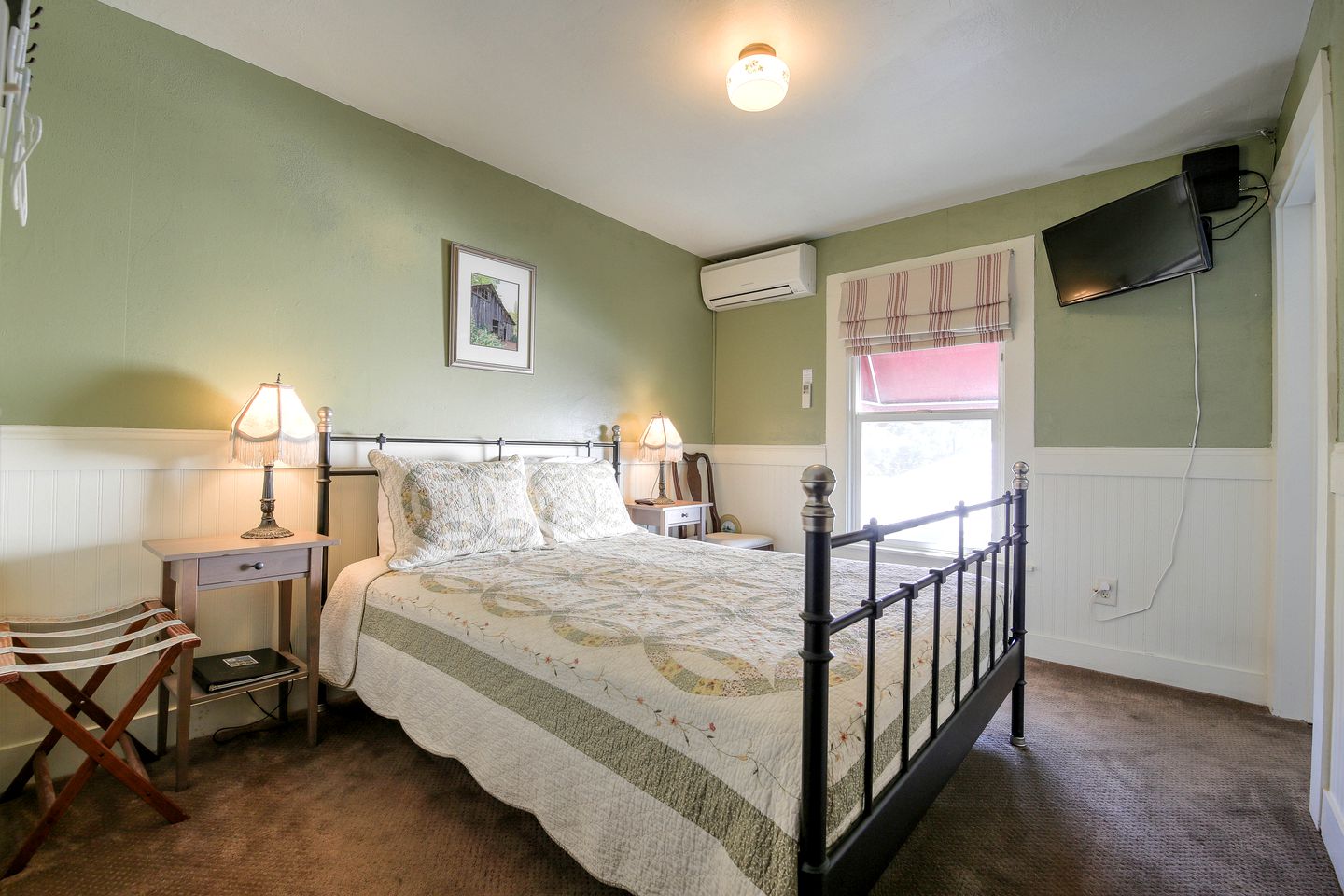 Stylish Room Rentals with Clawfoot Bathtubs for Romantic Getaway in Groveland, California