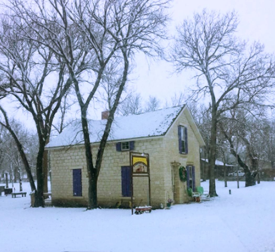 Comfortable Vacation Cottage Rental for Two Guests in Russell County, Kansas