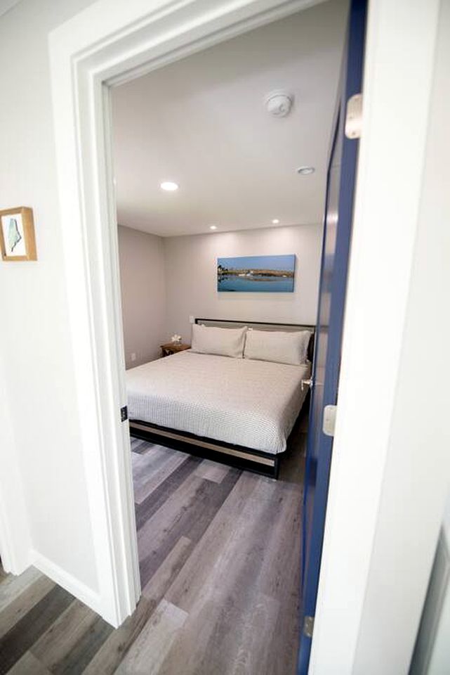 Lake Cabin Ideal for Outdoor Adventures in Maine